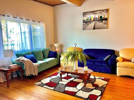 Charming & Spacious 2BR Upper Suite | Large Kitchen w/Private Entry & Deck Отели рядом с достопримечательностью «Pearle Vision»