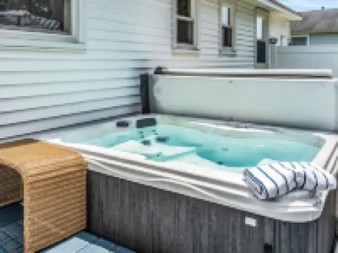 Great Hammcock Getaway, cozy home, hot tub, fire pit, beaches nearby. Hotels in Old Saybrook