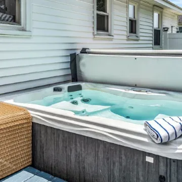 Great Hammcock Getaway, cozy home, hot tub, fire pit, beaches nearby.