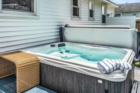 Great Hammcock Getaway, cozy home, hot tub, fire pit, beaches nearby.