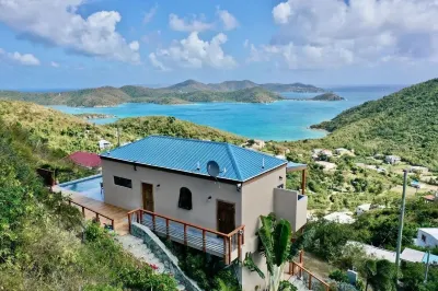 New home, Privately nestled w/ your own pool and spectacular views! Backup Power  호텔