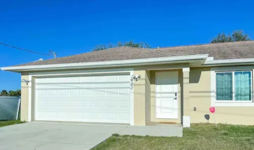 Modern 3BR 2 BathFreeWifi WarmMineralSpring EV lvl 2 chargerwith tesla adapter Hotels in North Port