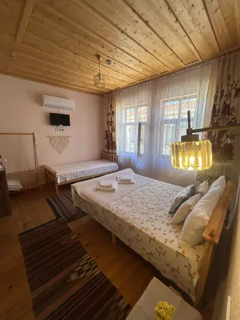 madam hrisa konukevi Отели рядом с достопримечательностью «Okyanus Tekne Turu»