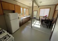 Creekside Cabin! Work Crews Welcome! Hotels in Fortuna