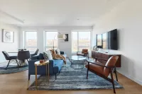 Stylish 2 Br w Roof Deck Access - Mins to NYC - Balcony