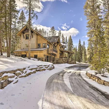 3 Fireplaces & Mtn View: Luxe Home in Breckenridge