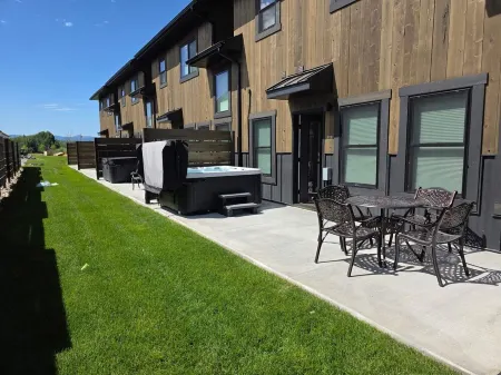 Luxury Retreat • Hot Tub • Walkable • Mountain Views • 3 King Bedrooms • Modern