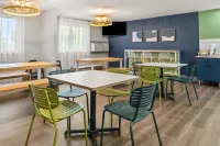 스파크 바이 힐튼 에덴 프레리