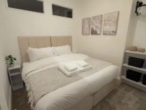 Beautiful 1-bedroom apartment. Perfect for couples, families, or friends. Hotels in Surbiton