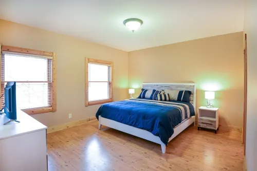 Dream Vacation Home on 2 acres w/hot tub - Close to beaches & wineries