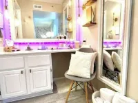 Luxe Villa- mins from Mohegan Sun with fireplace, jacuzzi, sauna/pools, and spa 鄰近Otis Library的酒店