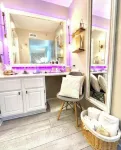 Luxe Villa- mins from Mohegan Sun with fireplace, jacuzzi, sauna/pools, and spa Hotel a 