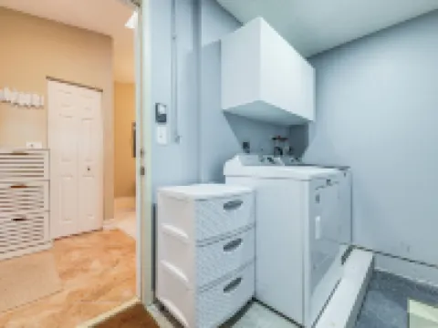 Riverfront Backyard & Grill: Sunrise Family Home Hotels in Sunrise
