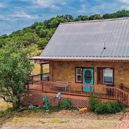 Rustic BLUEBONNET CABIN with Views-Near Hidden Falls Park-2 acres, 2 min to lake