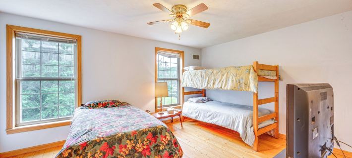 5 Mi to Jay Peak Resort: Cabin w/ Pond Access! Hoteles en Jay