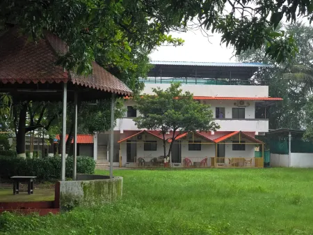 SAAZ RESORT AND LAWN Отели в г. Панед