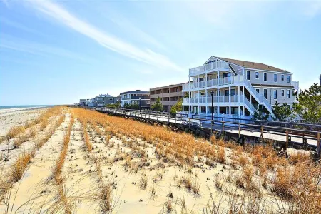 Oceanfront, Pristine 1br 1 Ba Condo, Relax And Rejuvenate By The Sea.