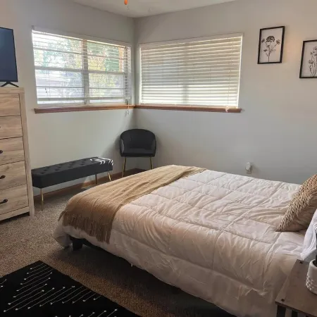 Entire home, walking distance to OU