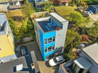 Charming house with 3 bedrooms and 3.5 bathrooms in the heart of Seattle. Hotels in Rainier Valley