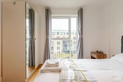 Modern & Relaxing 2 Bed Flat with Balcony, Easy London Access