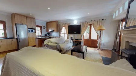 Lemon Cottage 2 Beds 2 Bath both on Suite Sleep 4 overlooking Solar Heated Pool. Отели в г. Constantia