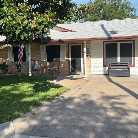 Quaint Styled House, Bluebonnet Capital, Epicenter of Highland Lakes areas.