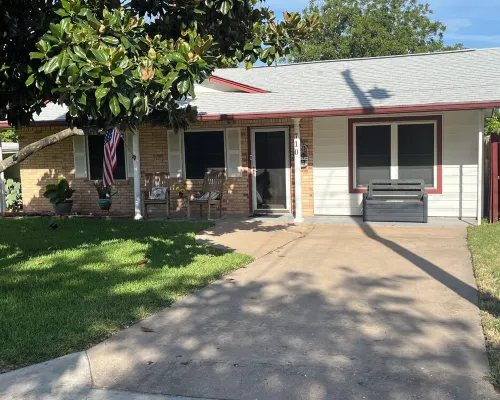 Quaint Styled House, Bluebonnet Capital, Epicenter of Highland Lakes areas. Hotels in Burnet