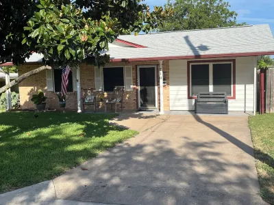 Quaint Styled House, Bluebonnet Capital, Epicenter of Highland Lakes areas.