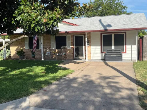 Quaint Styled House, Bluebonnet Capital, Epicenter of Highland Lakes areas.