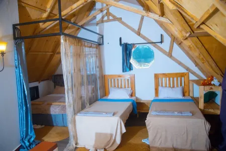 Unique Homestay C Отели рядом с достопримечательностью «Lake Duluti»