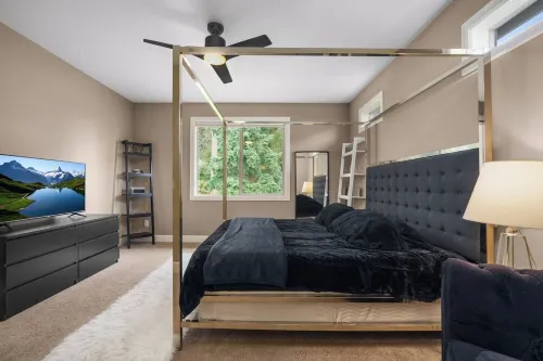 Large Open Home - Gourmet Kitchen - Pool Table