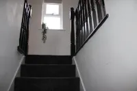 3brs,2.5bthrms, WIFI, gated parking for 2 cars, Discount on Long Term bookings! Các khách sạn ở Wythenshawe