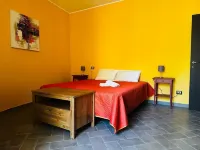 A few steps from the lake, cozy apartment Hotels in Lesa