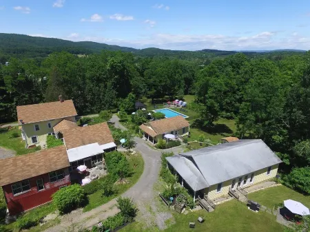 The Carriage House -2-Bedroom House w/ Seasonal Heated Pool, WiFi, AC in Amenia