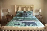 Cozy Two Bedroom Apartment 5 Minute Walk to Town!