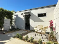 Stylish 1-bedroom Guesthouse with pool, close to town