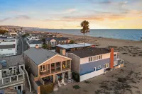Oceanfront Home Walk to Balboa Pier + Scenic Views Balboa Peninsula Point by Avantstay - 4-Star