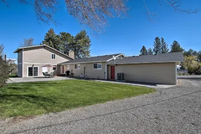 Ellensburg Home w/ Mountain Views on 3 Acres! Hoteles cerca del BOWERS FIELD