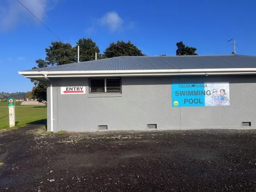 Funski Lodge, sleeps 10, Where Adventure Begins Hotels in Taumarunui