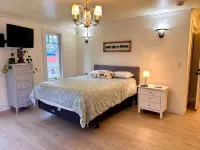 Gorgeous poolside/hot tub suite in wine country, near biking and theatre.