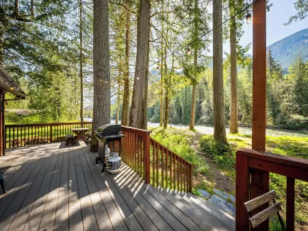 Riverfront Cabin, Covered Hot Tub, King Beds, Dual Shower, Pets - Fox Haven Отели в г. Баринг