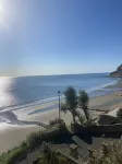 Balcony Seaview 2 bedroom luxury apartment. Coastal Retreat. 1 min walk to beach