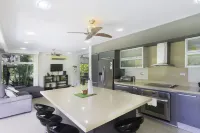 Beautiful Villa w/private pool - 8 min from the beach!