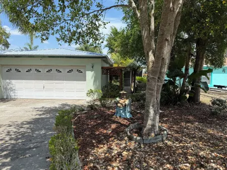 The Bamboo house on the lake Отели в г. Эрнандо