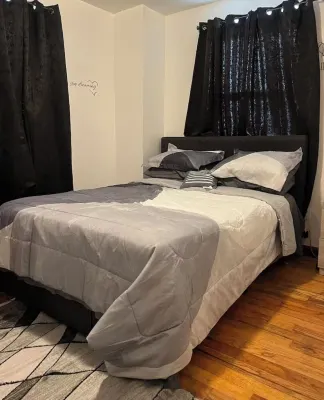 Charming 1-bedroom apartment with WiFi, AC in delightful Queens Hotels near MTA Long Island Station