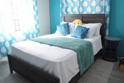 Spacious 4-bedroom house in charming Bon Accord with WiFi. 3 mins from beaches Crafter's Steak House and Grill附近的飯店