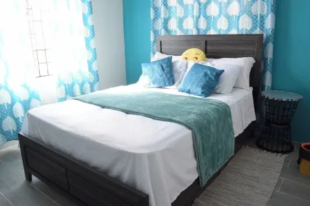 Spacious 4-bedroom house in charming Bon Accord with WiFi. 3 mins from beaches Отели в г. Bon Accord