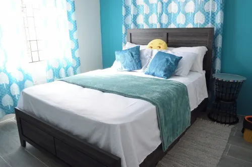 Spacious 4-bedroom house in charming Bon Accord with WiFi. 3 mins from beaches Hotel di Bon Accord