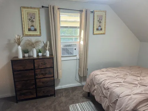 Charming 3-bedroom house plus bonus office/room in delightful Clarksburg with AC 클라크스버그 호텔