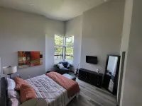 Brand new charming 3-bedroom house in marvelous Ronald with WiFi, AC, hot tub.